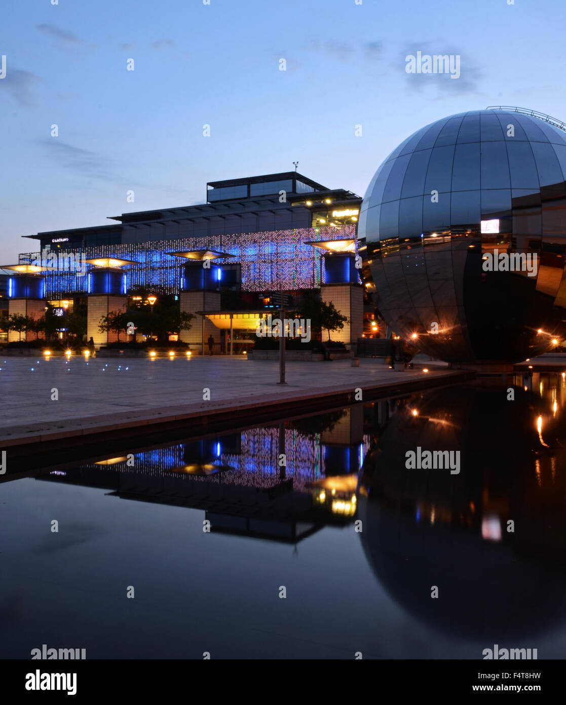 Millennium Square nel centro di Bristol, illuminata di notte. Foto Stock