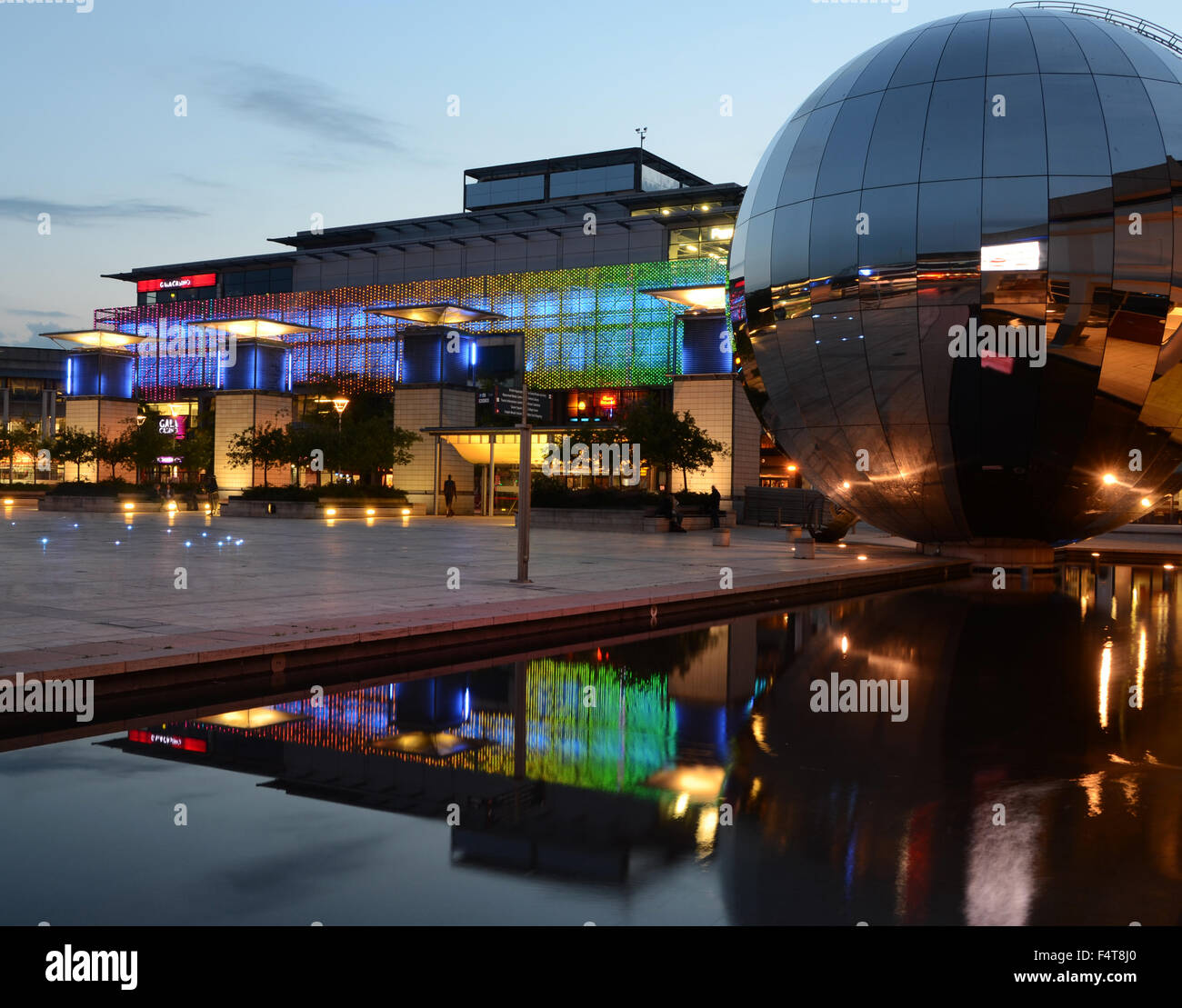 Millennium Square nel centro di Bristol, illuminata di notte. Foto Stock