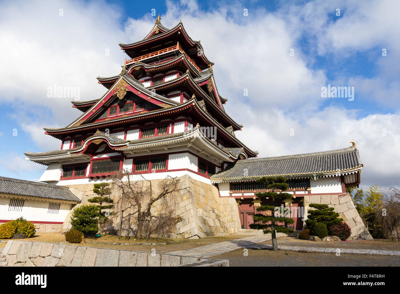 Giappone, Kyoto Fushimi Momoyama-jo il Castello. Il stile borogata tenshu, principale tenere con il collegamento yaguramon, gate con torretta. Ore diurne. Foto Stock