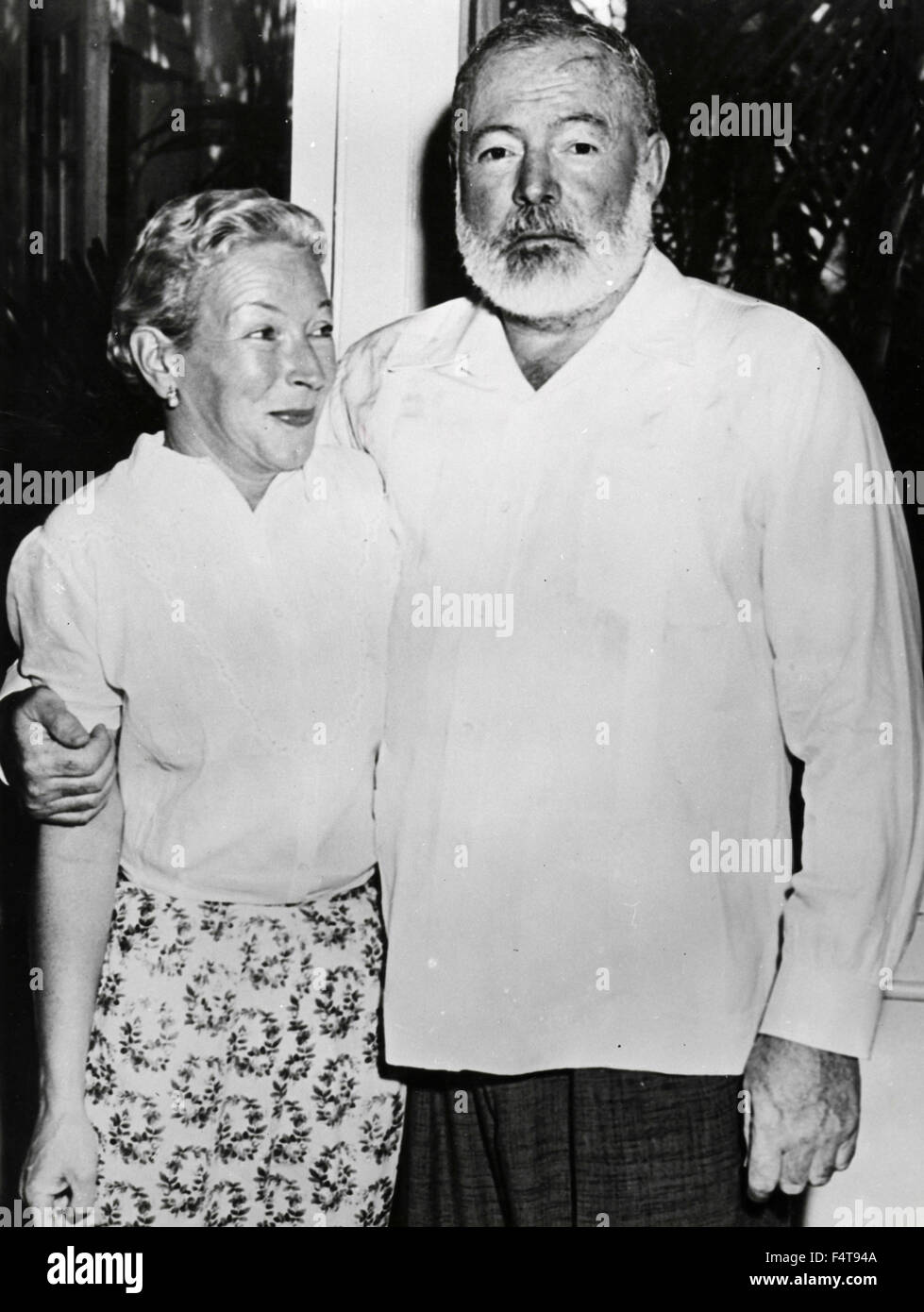 Sagoma A Grandezza Naturale Di Ernest Hemingway - Ritaglio In Cartone Per Feste E Collezionismo