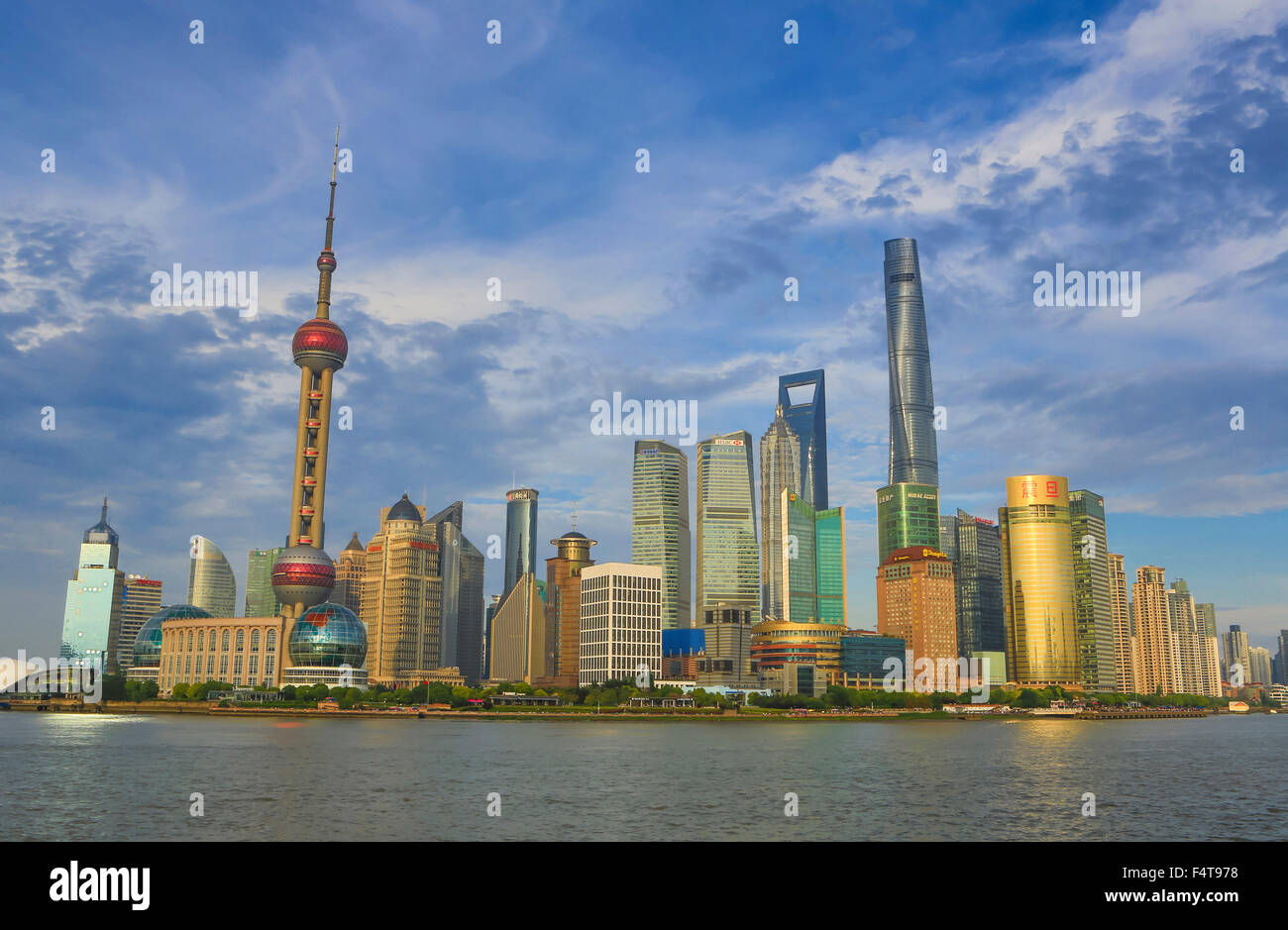 Cina Shanghai City, il Bund e il Pudong district skyline, Fiume Huangpu Foto Stock