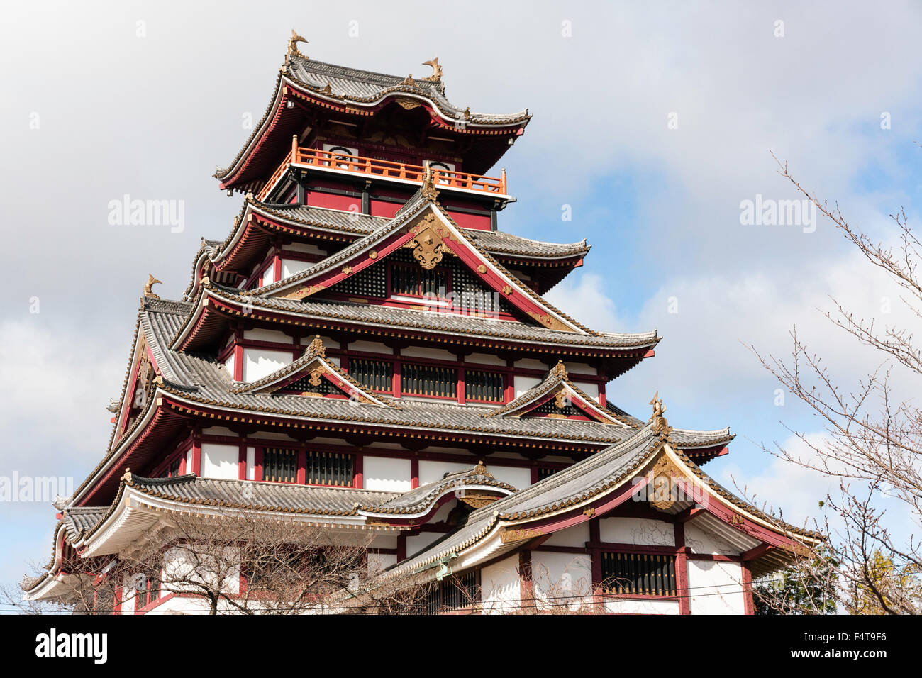 Giappone, Kyoto Fushimi Momoyama-jo il Castello. Tenshu, mantieni stile borogata. Il cielo blu con nuvole bianche sfondo. Ore diurne Foto Stock