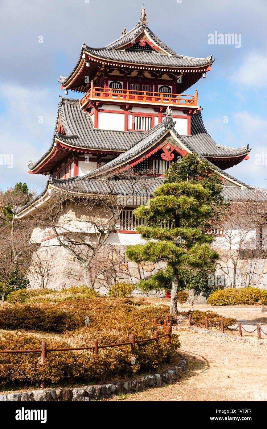 Giappone, Kyoto Fushimi castello, noto anche come castello di Momoyama. Costruito come un castello parco divertimento nel 1964. Castello yagura, torretta con alberi di giapponese. Foto Stock