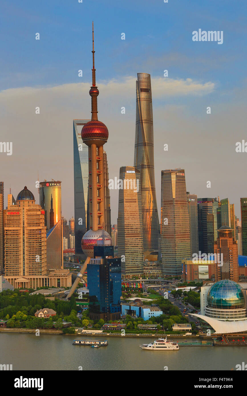 Cina Shanghai City, lo Skyline di Pudong, Oriental Pearl, il World Financial Center di Shanghai e torri, Fiume Huangpu. Foto Stock