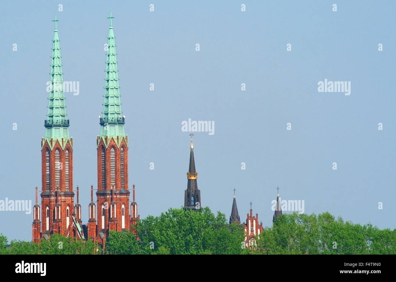 Le torri delle chiese si trova nel quartiere di Praga in Varsavia visto dalla riva sinistra del fiume Vistola. Foto Stock