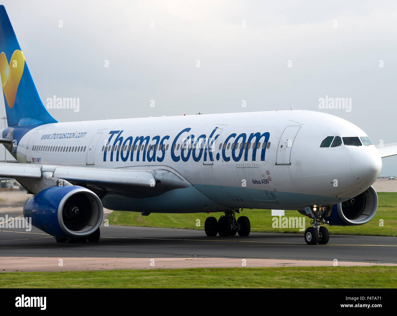 Thomas Cook Airlines Airbus A330-243 aereo di linea G-OMYT rullaggio per la partenza all'Aeroporto Internazionale di Manchester Inghilterra England Regno Unito Foto Stock