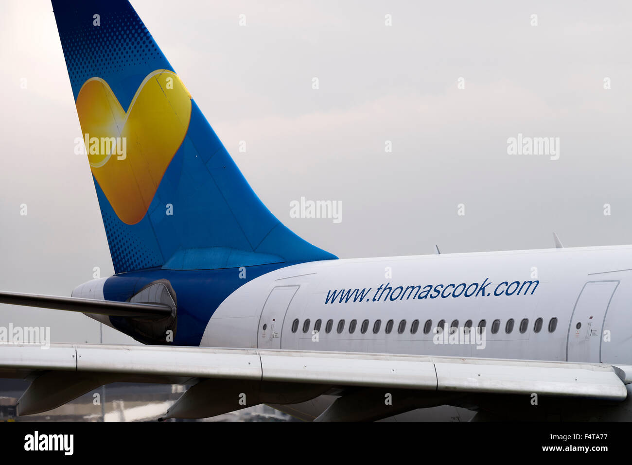 Thomas Cook Airlines Airbus A330-243 aereo di linea G-OMYT rullaggio per la partenza all'Aeroporto Internazionale di Manchester Inghilterra England Regno Unito Foto Stock