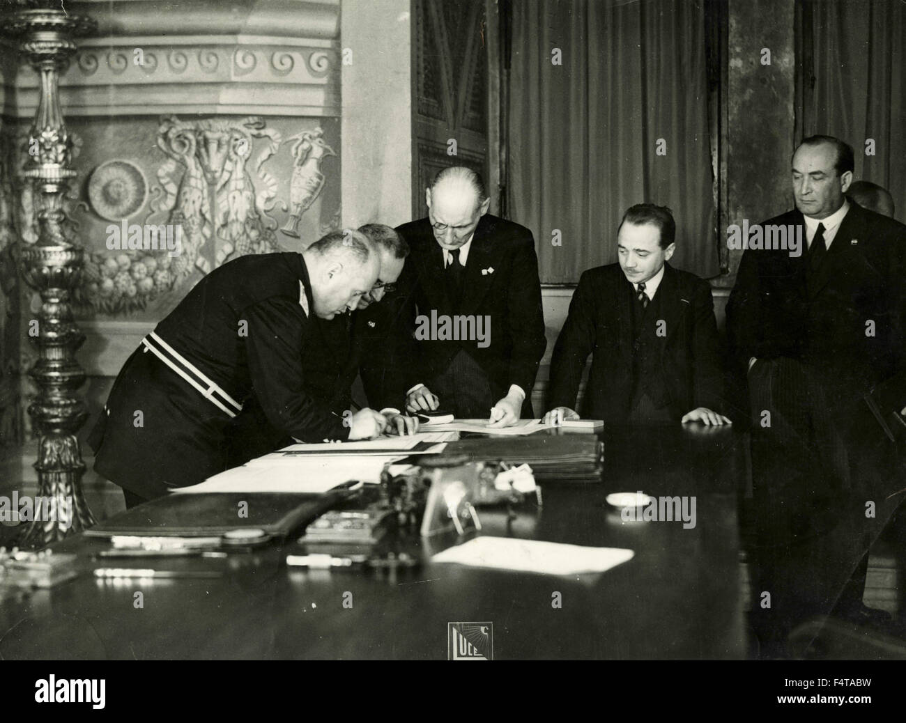 Benito Mussolini, Engelberg Dollfuss e Gyula Gombos firmare protocolli di italo-austriaca-ungarico a Palazzo Venezia a Roma, Italia Foto Stock