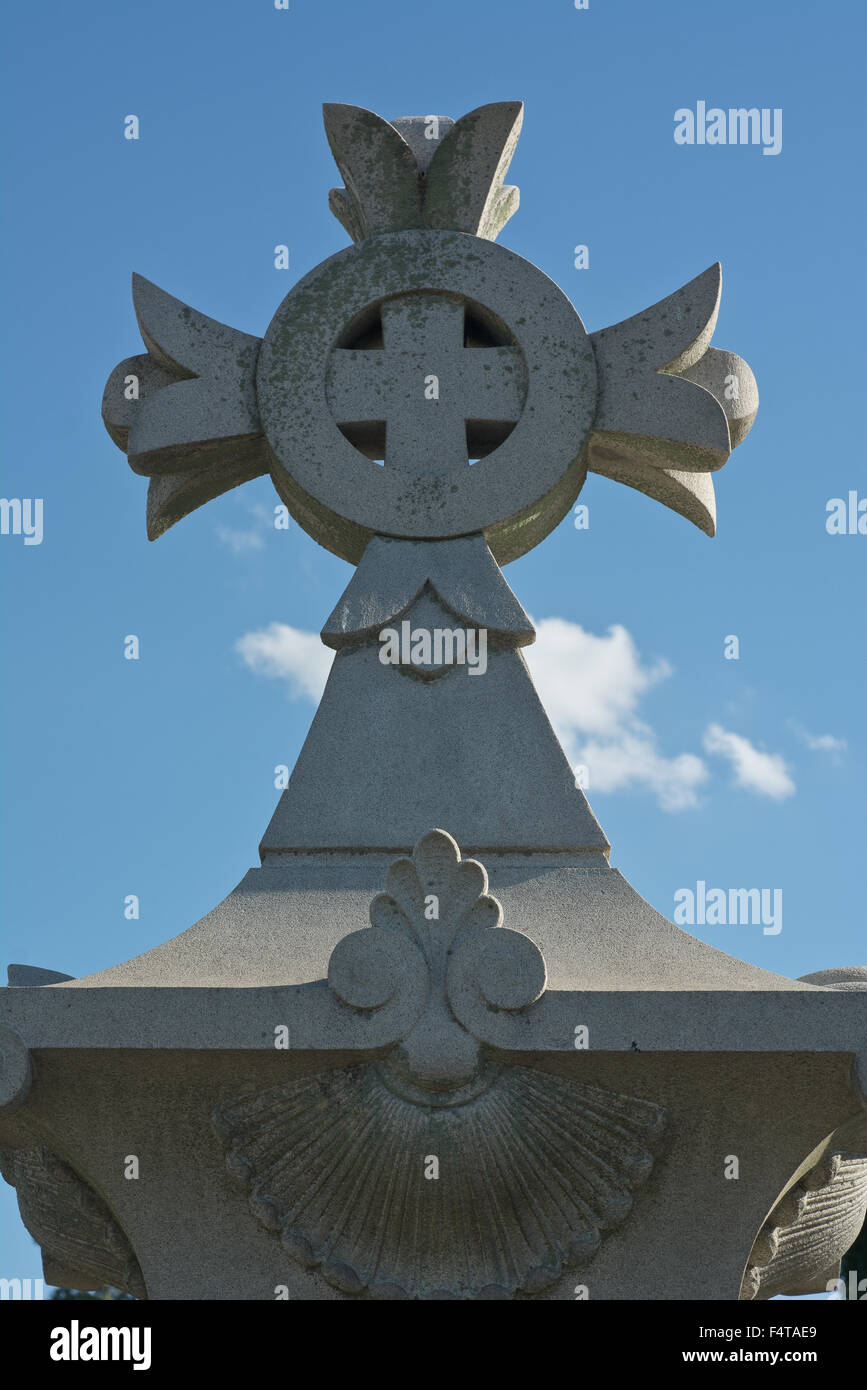 Croce devozionale come simbolo della fede cristiana in un cimitero tedesco Foto Stock
