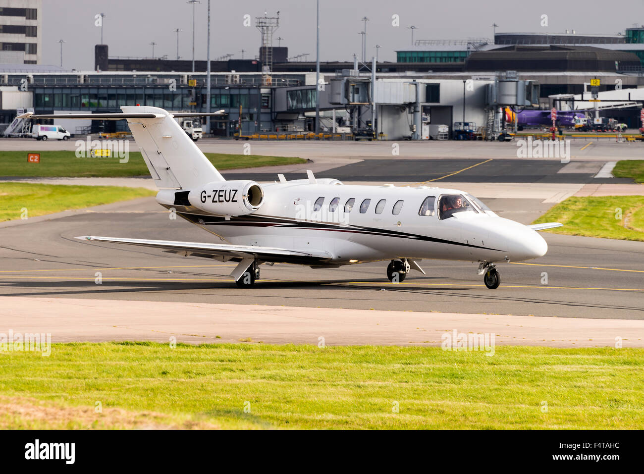 Executive Private Jet Cessna Citation 525 G-ZEUZ rullaggio all'Aeroporto Internazionale di Manchester Inghilterra England Regno Unito Regno Unito Foto Stock