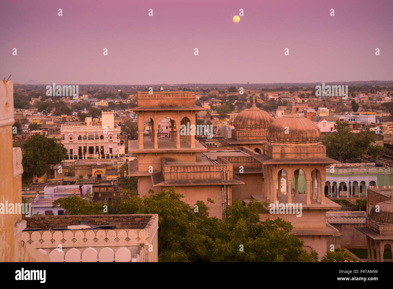 Rajasthan, India, Asia, vista dal tetto su mandava al crepuscolo Foto Stock