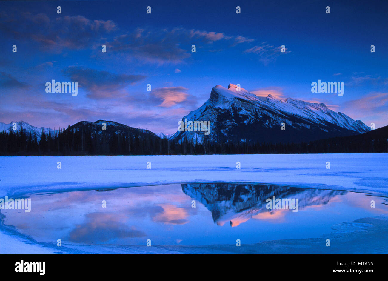 Lago di Vermiglio e Mount Rundle, Banff National Park, Alberta, Canada Foto Stock