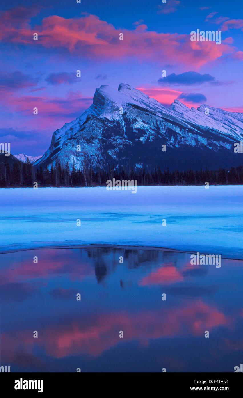 Lago di Vermiglio e Mount Rundle, Banff National Park, Alberta, Canada Foto Stock