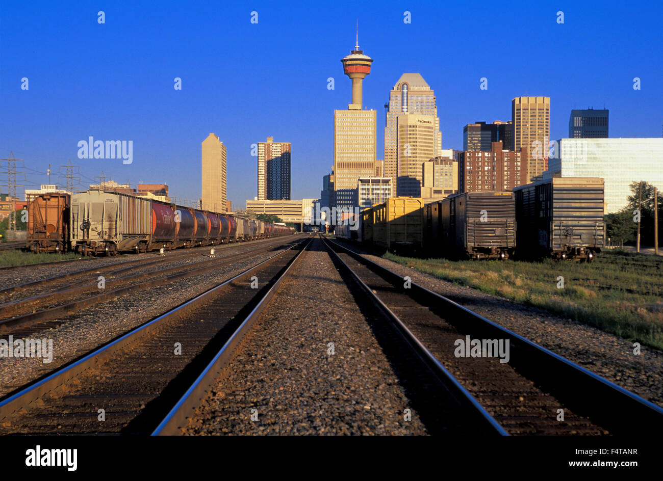 I binari della ferrovia, centro di Calgary, Calgary, Alberta, Canada Foto Stock