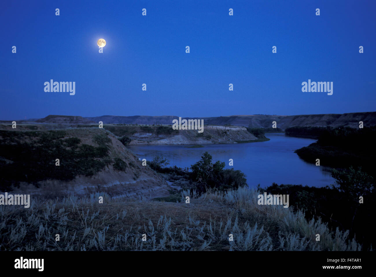 Luna piena su Red Deer River vicino Drumheller, Alberta, Canada Foto Stock