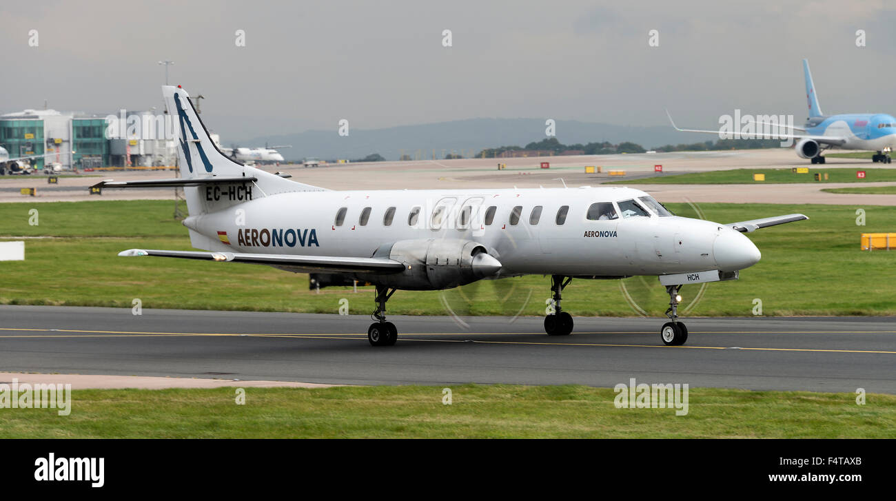 Compagnia aerea Aeronova Fairchild Swearingen SA227AC Metro III aereo di linea CE-HCH Metroliner in rullaggio a aeroporto di Manchester Inghilterra England Regno Unito Foto Stock