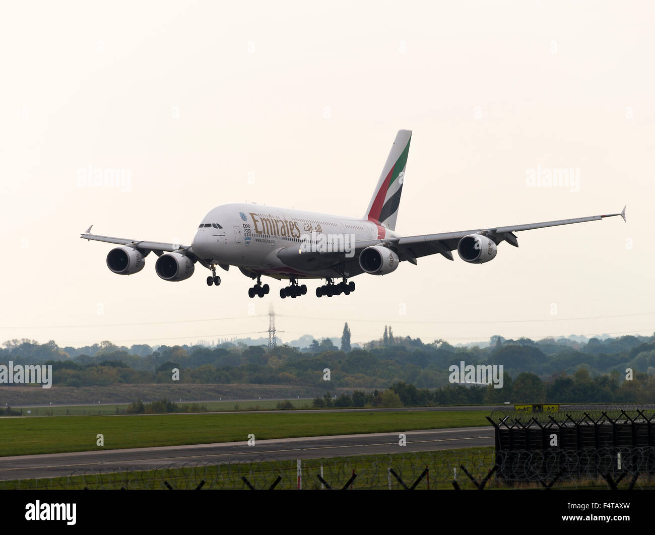 Emirates Airline Airbus A380-861 aereo di linea A6-EDT atterraggio all'Aeroporto Internazionale di Manchester Inghilterra England Regno Unito Regno Unito Foto Stock
