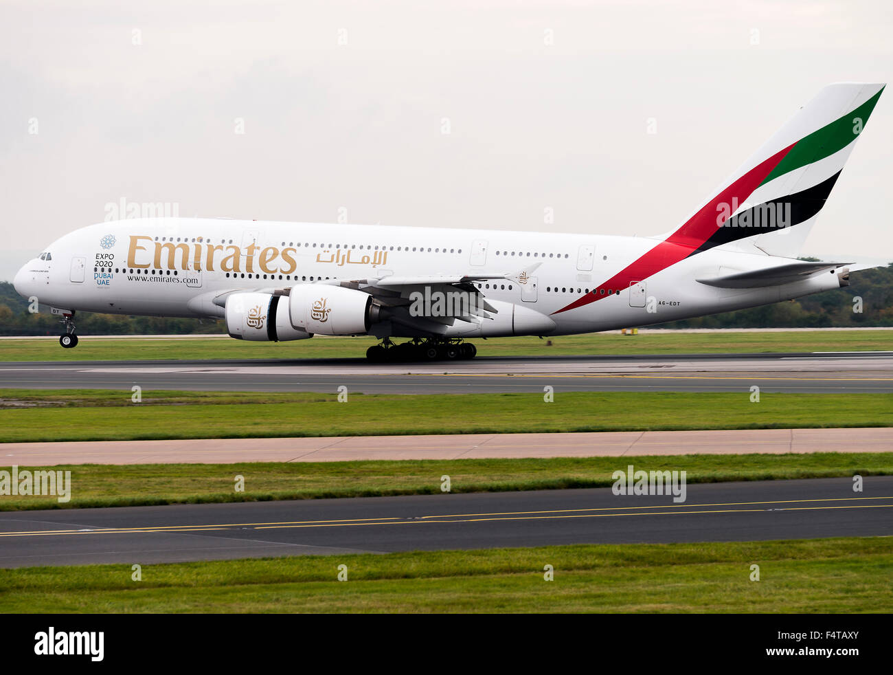 Emirates Airline Airbus A380-861 aereo di linea A6-EDT atterraggio all'Aeroporto Internazionale di Manchester Inghilterra England Regno Unito Regno Unito Foto Stock