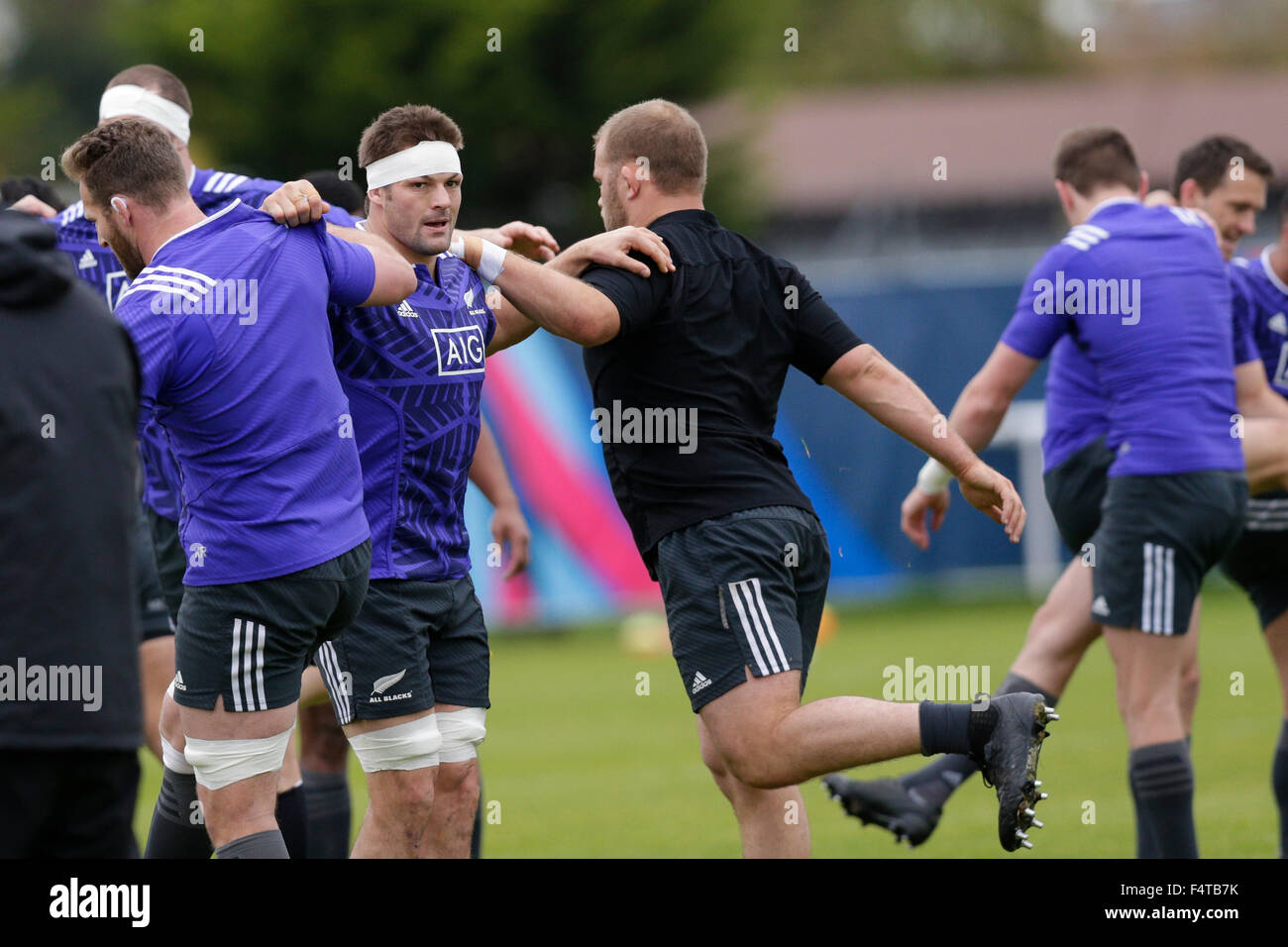 Sunbury, UK. 22 ottobre, 2015. Nuova Zelanda allenamento della squadra davanti a loro semi-finale contro il Sud Africa a ottobre 24th. Nuova Zelanda openside flanker e capitano Richie McCaw si riscalda © Azione Sport Plus/Alamy Live News Foto Stock