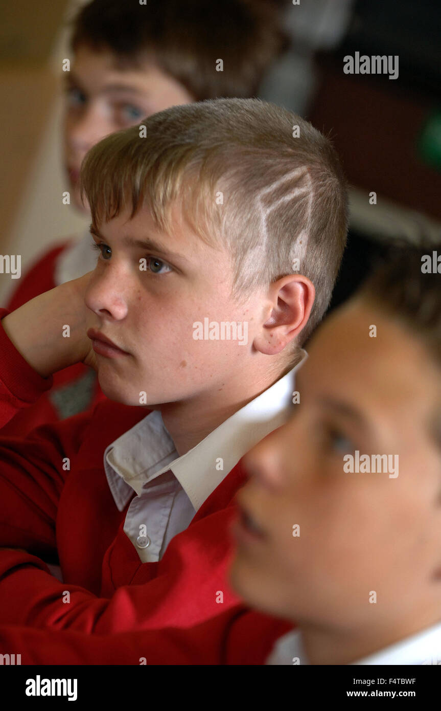 Studente di sesso maschile con una nota musicale di radere nella sua testa, che è contro la politica della scuola e potrebbe ottenere lui escluse o vietate. Foto Stock