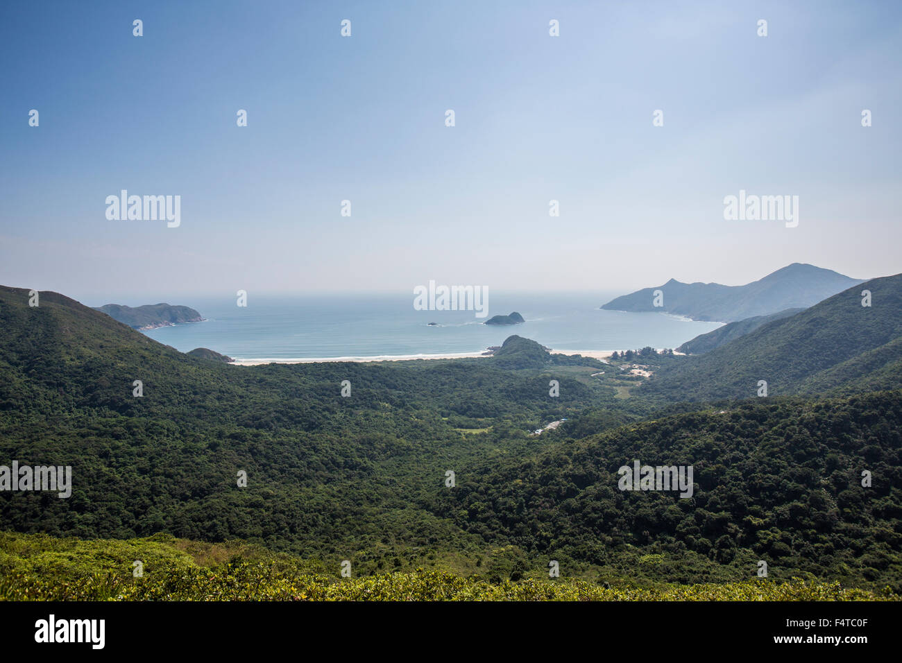 Vista che si affaccia su Tai WAN e Ham Tin spiagge a Sai Kung , nuovi territori Hong Kong Foto Stock