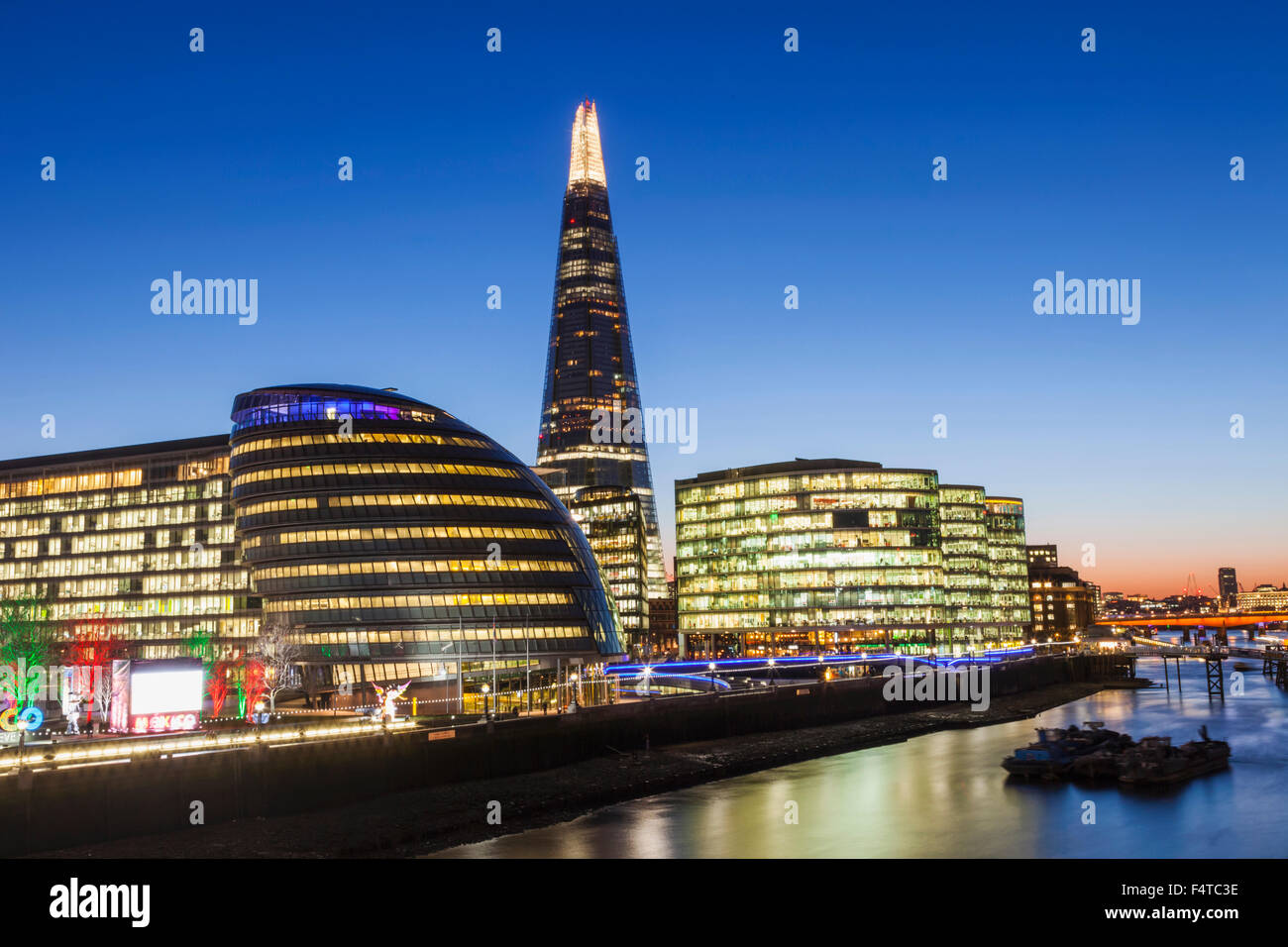 Inghilterra, Londra, Southwark, la City Hall e la Shard Foto Stock