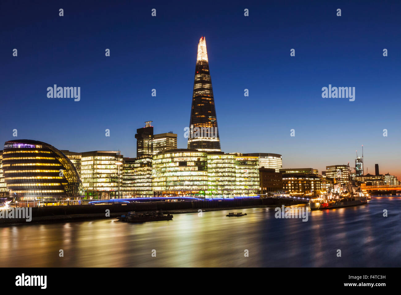 Inghilterra, Londra, Southwark, la City Hall e la Shard Foto Stock