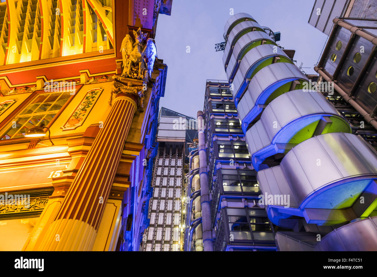 Inghilterra, Londra, città mercato Leadenhall e Lloyds Building Foto Stock