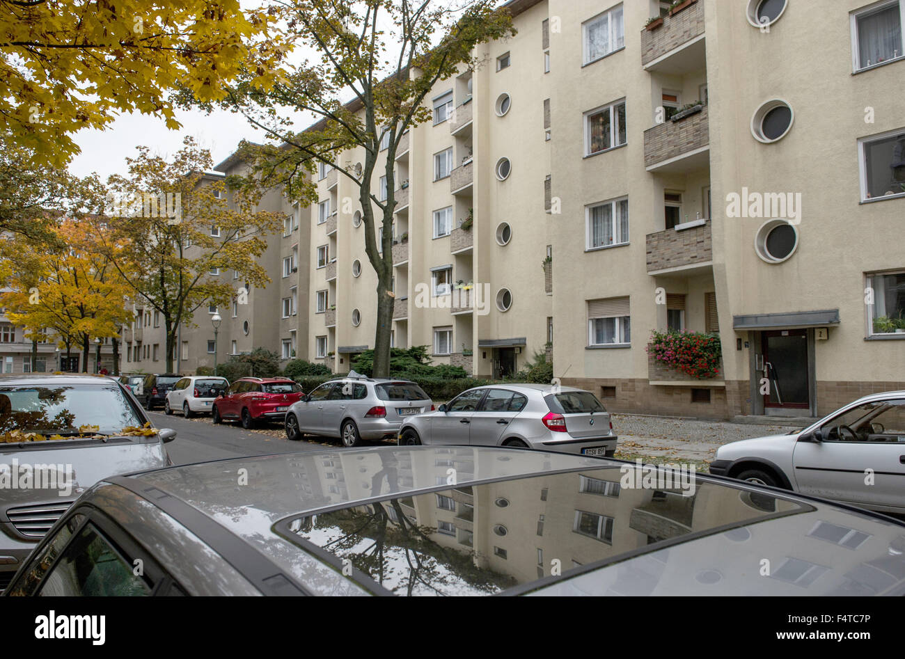 Edifici residenziali riflessa dal tetto di un'automobile nei pressi del nuovo impianto di registrazione per i rifugiati si trova a Berlino nel quartiere di Wilmersdorf, Germania, 22 ottobre 2015. Foto: PAOLO ZINKEN/dpa Foto Stock