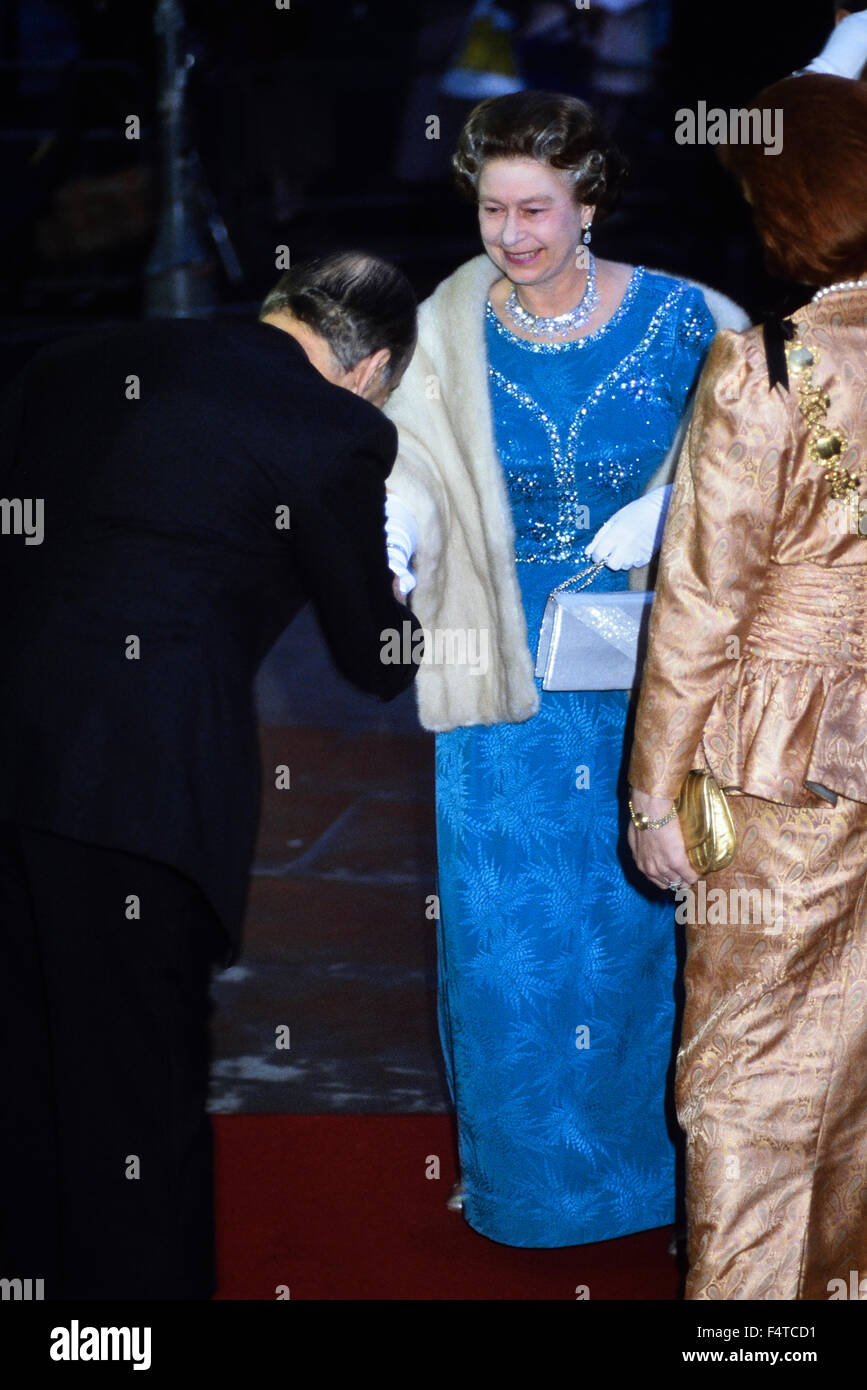 HRH Queen Elizabeth II frequentando un impegno di sera. Londra 1989 Foto Stock
