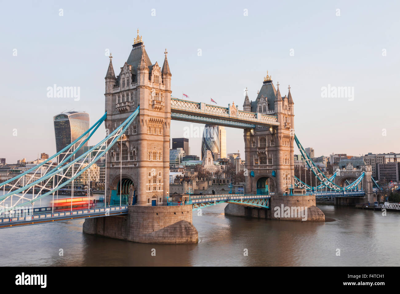 Inghilterra, Londra, il Tower Bridge e il fiume Tamigi Foto Stock