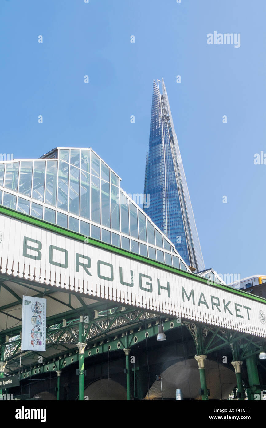 Inghilterra, Londra, Southwark, Shard e Borough Market segno Foto Stock