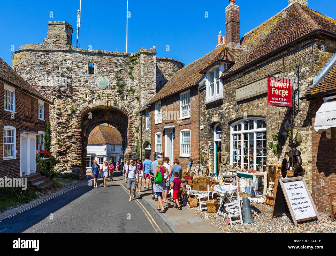 Il 14thC Landgate arch, un ingresso storico nella città vecchia, segale, East Sussex, England, Regno Unito Foto Stock