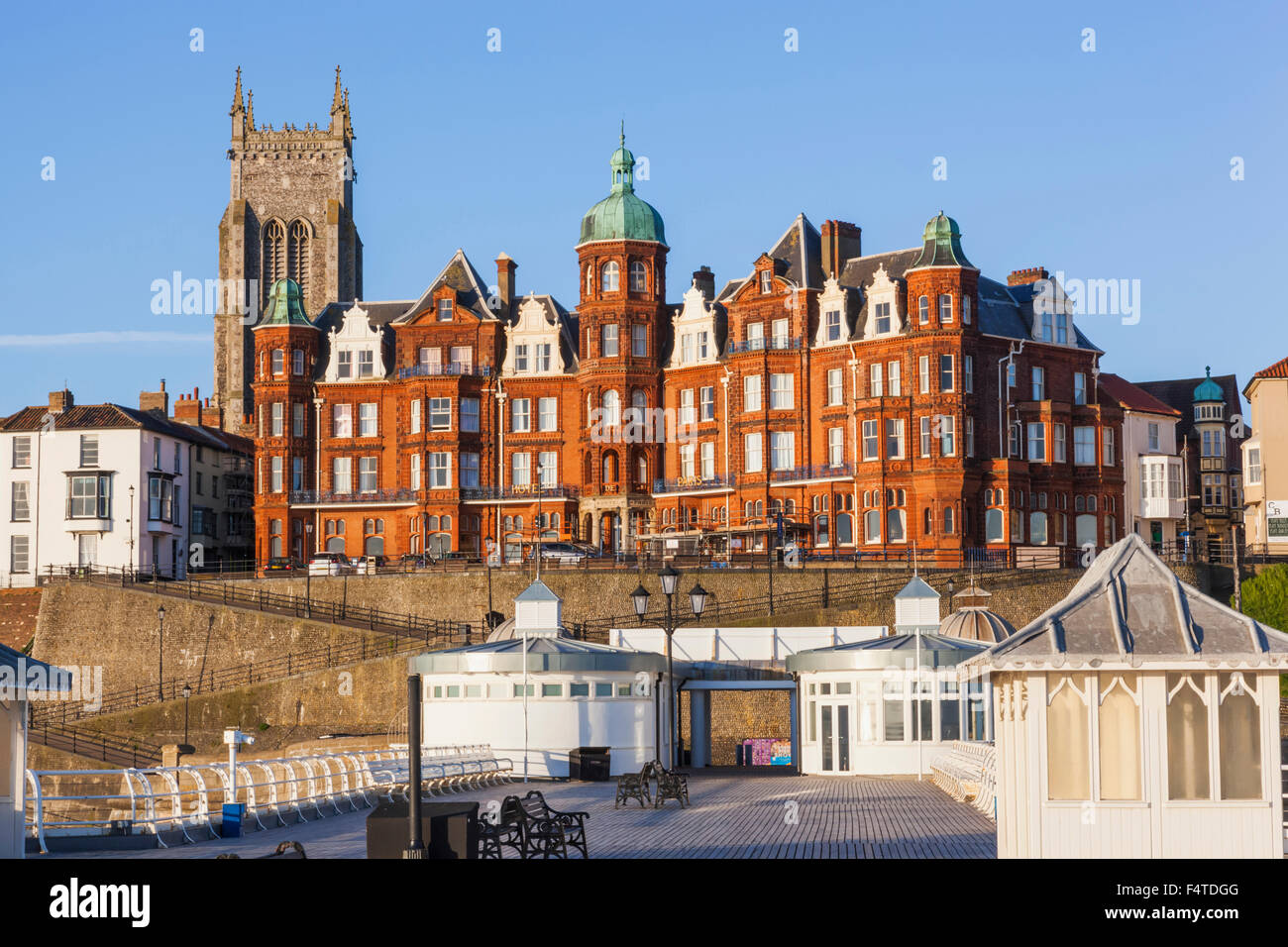 Inghilterra, Norfolk, Cromer, lo skyline della città e Cromer Pier Foto Stock