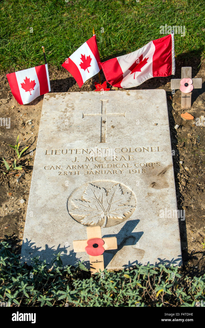 Tomba di tenente colonnello john mccrae, autore del poema di guerra in Flanders Fields, il cimitero di wimereux, Nord-Pas-de-Calais, Francia Foto Stock