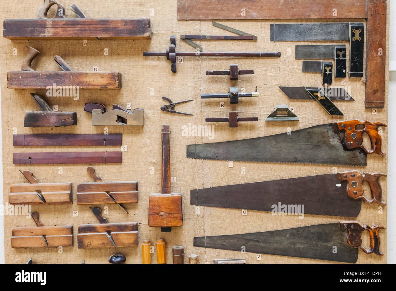 Inghilterra, West Sussex, Singleton, Weald and Downland Open Air Museum, display del centro storico di falegnami utensili Foto Stock