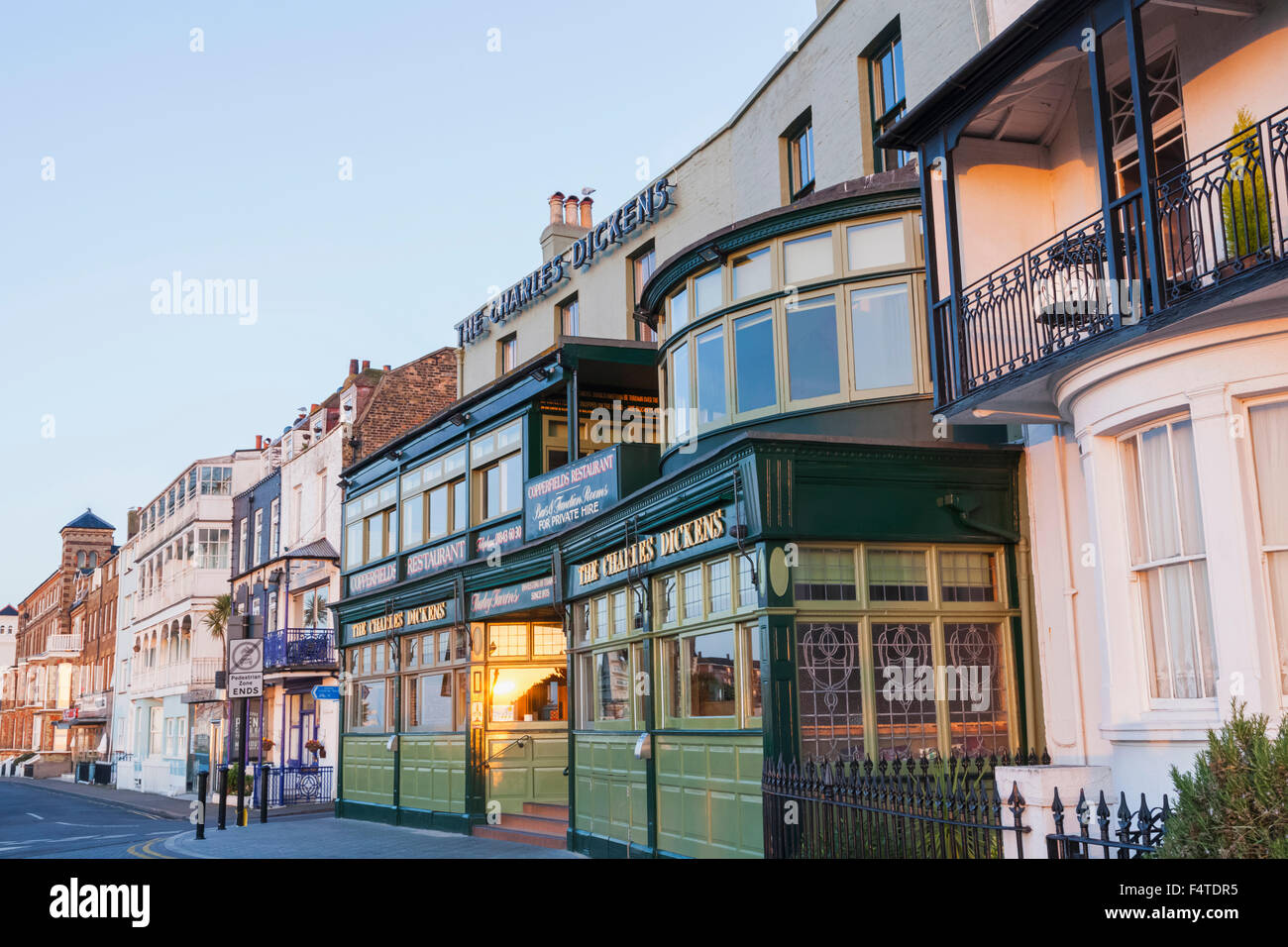 Inghilterra, Kent, Broadstairs, Victoria Parade e Charles Dickens Tavern Foto Stock