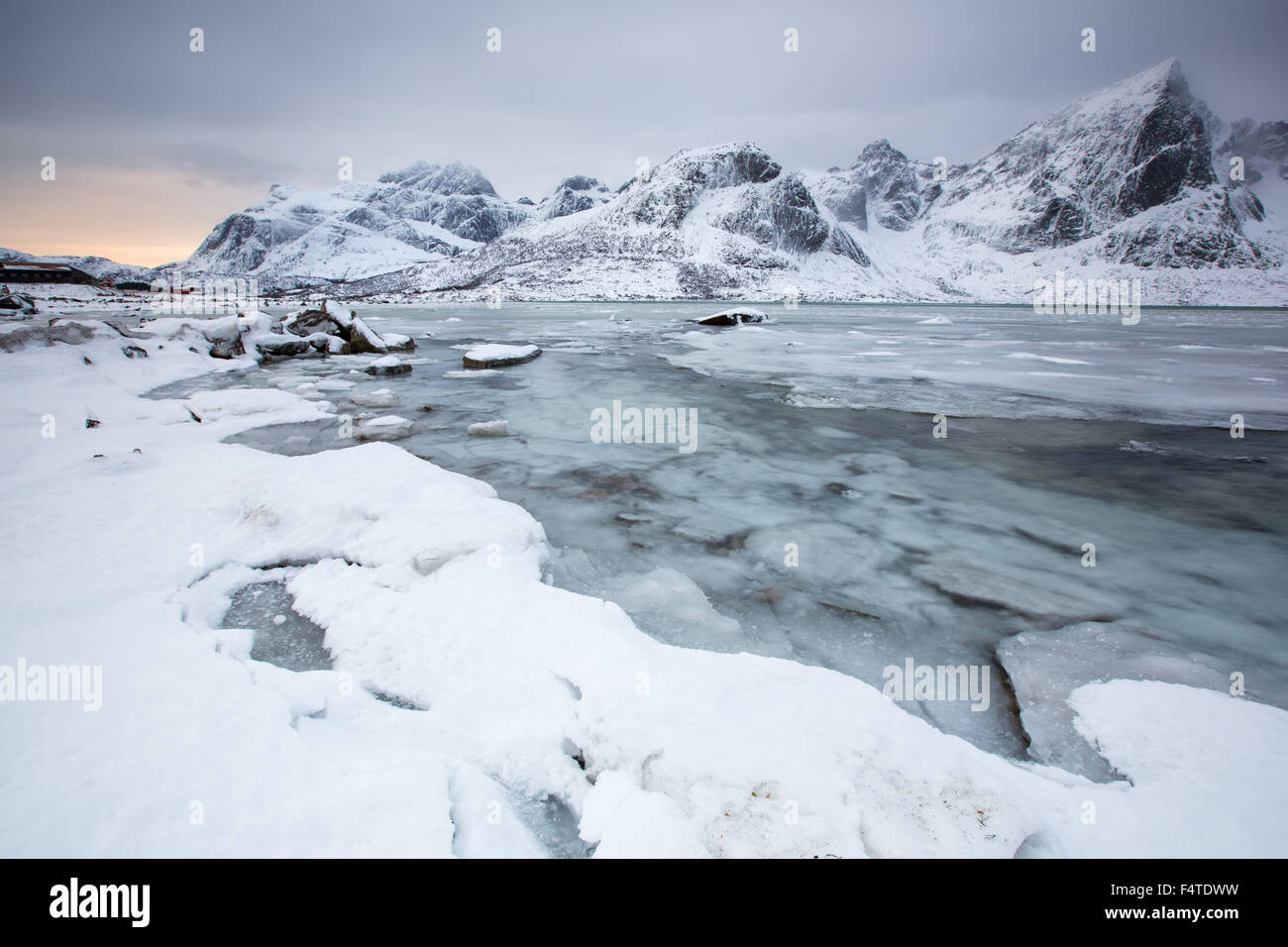 Montagne, ghiaccio, costa, paesaggio, paesaggio, Lofoten, mare, Norvegia, nord, neve, Scandinavia, shore, inverno Foto Stock