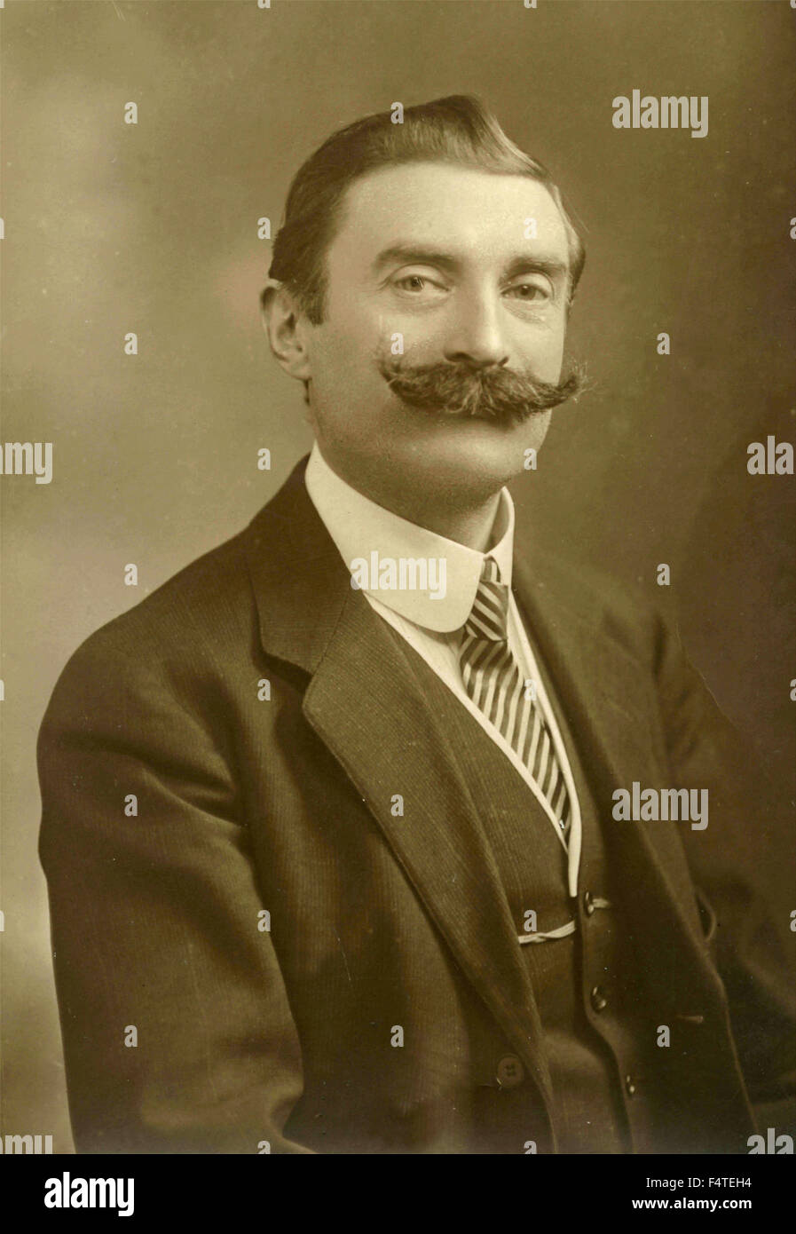 Ritratto di un uomo elegante con grandi baffi Foto Stock