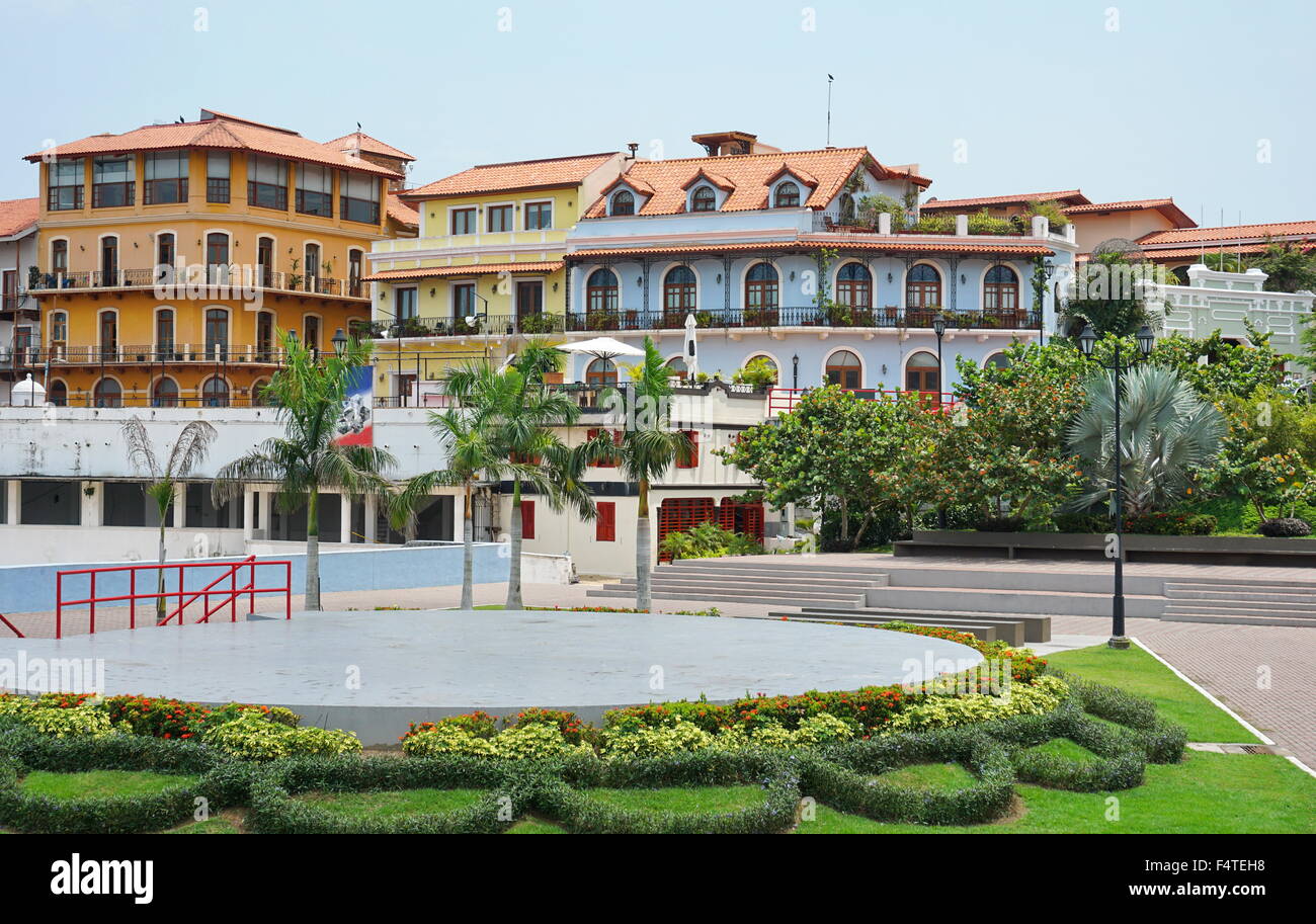 Colorato stile coloniale spagnolo case nel Casco Antiguo visto dal Plaza Quinto Centenario, Panama City, Panama, Central Amer Foto Stock