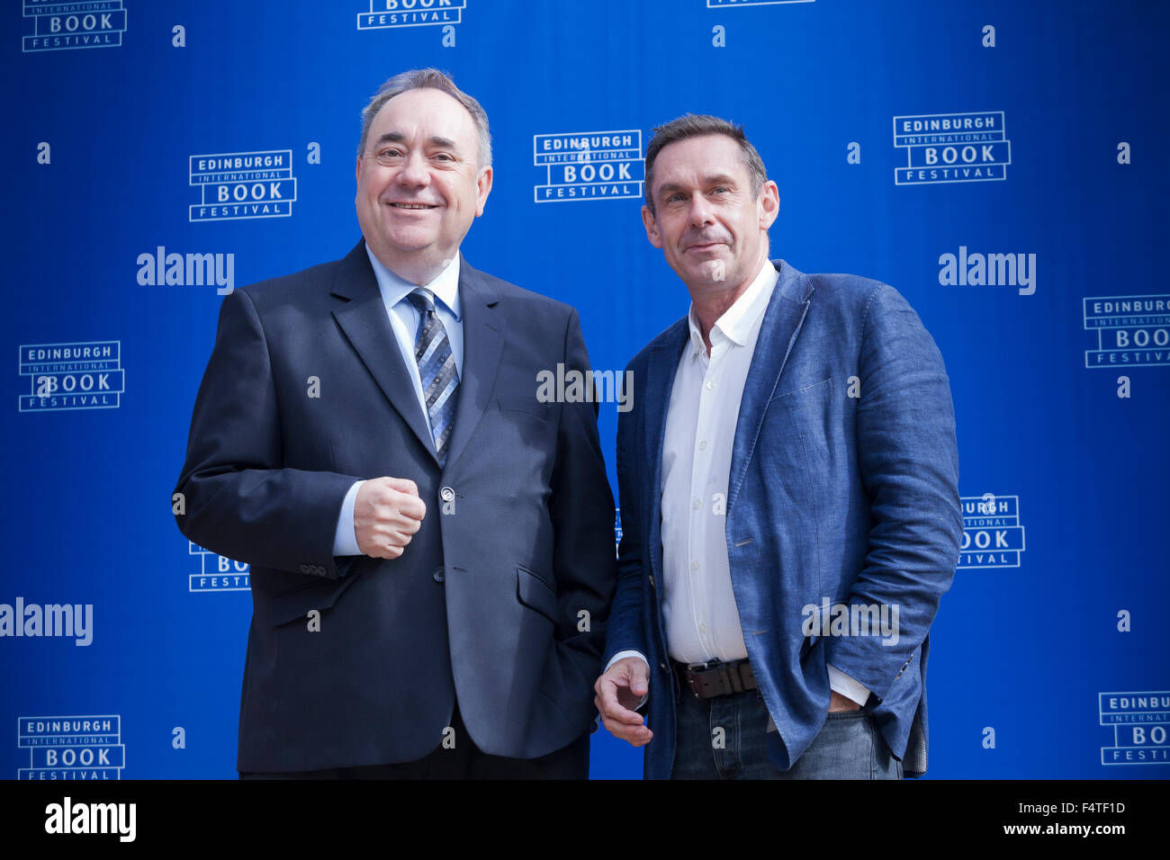 Alex Salmond, ex primo ministro di Scozia con Paul Mason, giornalista ed emittente, a Edinburgh International Book Festival 2015. Edimburgo. Il 31 agosto 2015 Foto Stock