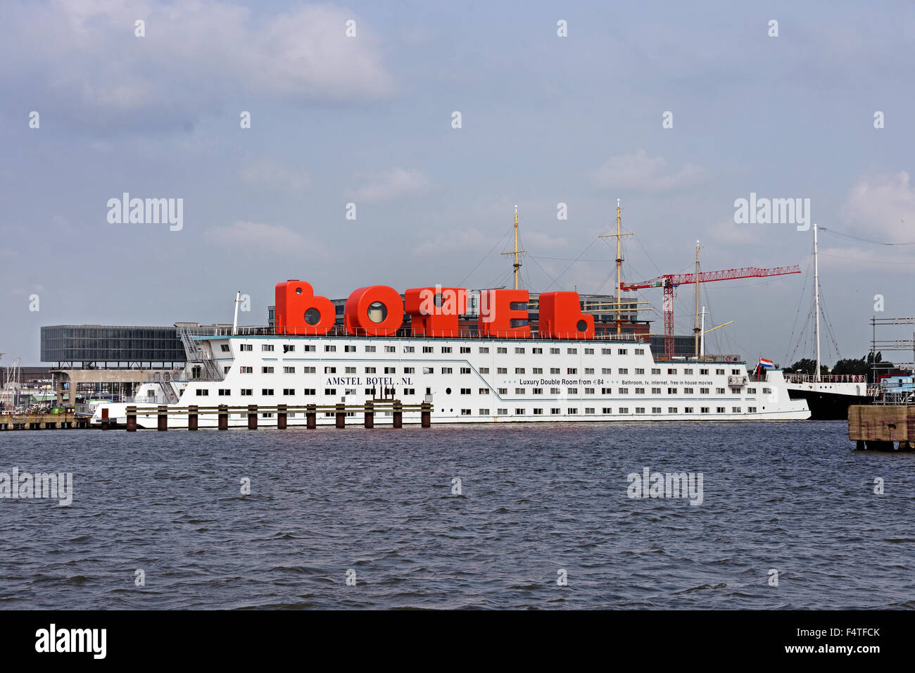 L'Amstel Botel presso l'Oosterdok (molo IJ Port NDSM di Amsterdam Nord Olanda) Noordhollands Zeekanaal Amsterdam, Paesi Bassi, Foto Stock