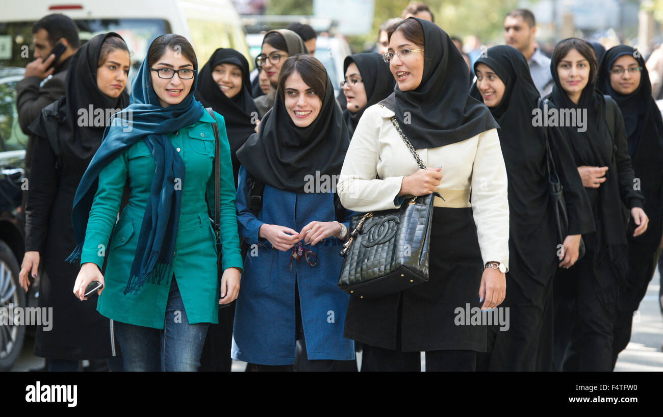 Studenti di sesso femminile a piedi attraverso il campus dell'Università di Teheran, Iran, 18 ottobre 2015. Foto: Bernd von Jutrczenka/dpa Foto Stock