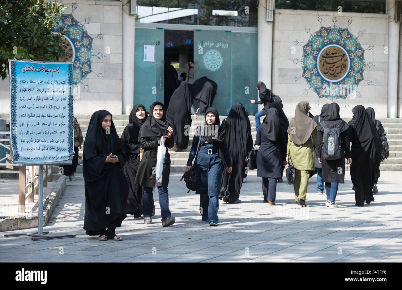 Tehran, Iran. Xviii oct, 2015. Studenti di sesso femminile a piedi attraverso il campus dell'Università di Teheran, Iran, 18 ottobre 2015. Foto: Bernd von Jutrczenka/dpa/Alamy Live News Foto Stock