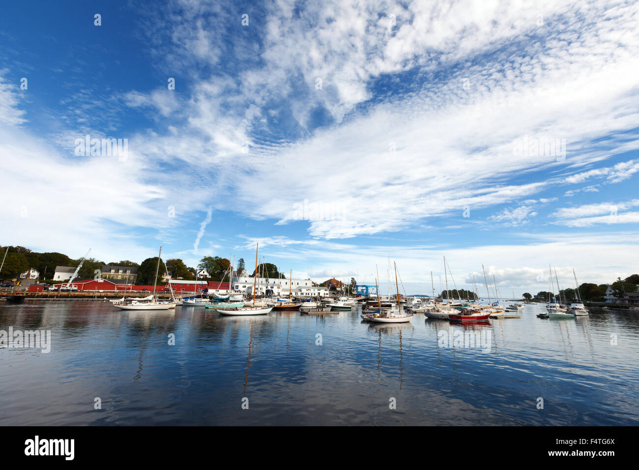 Barche a vela presso gli ormeggi, Camden village porto, costa del Maine, Maine, Stati Uniti d'America Foto Stock