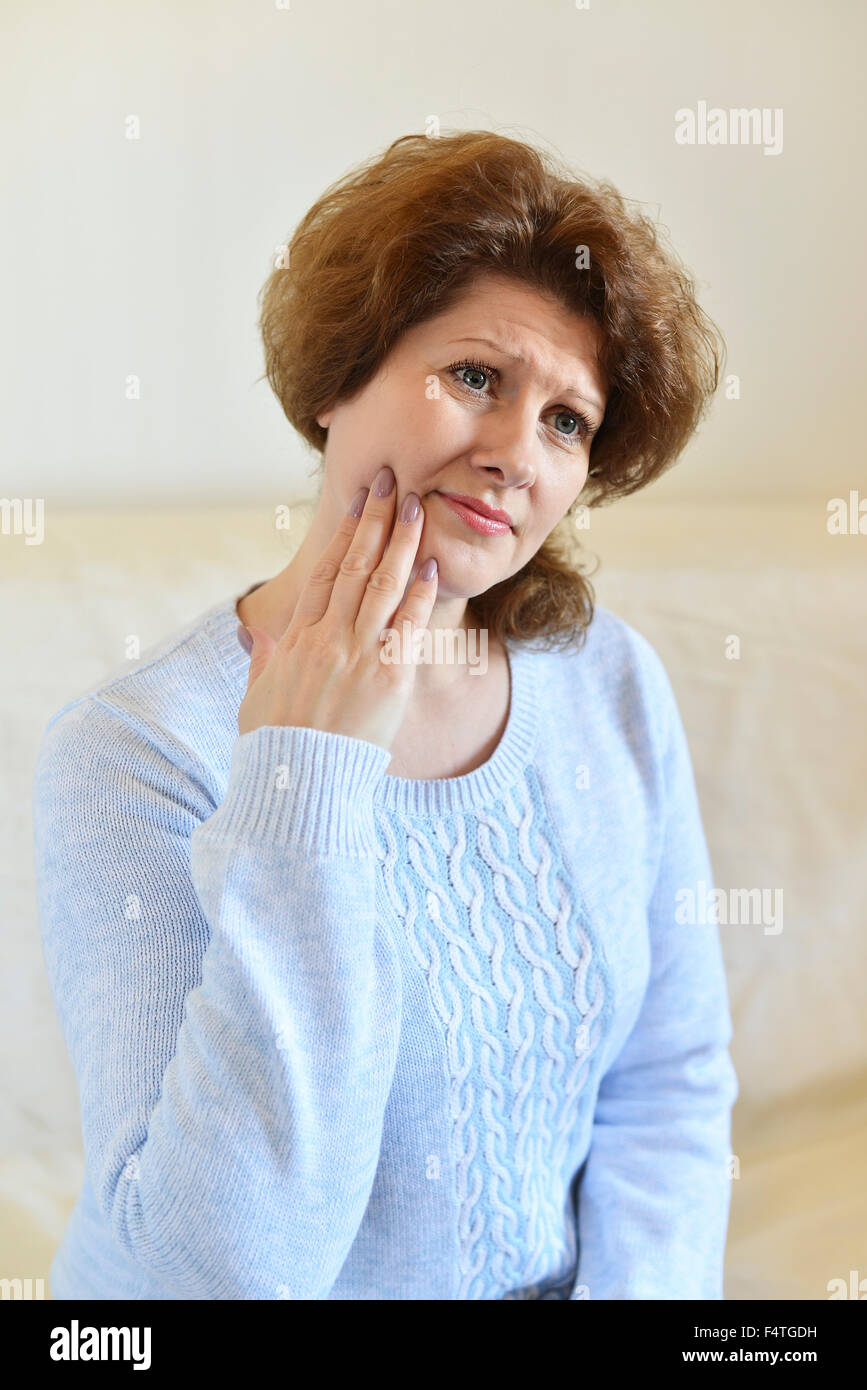 Giovane donna nel dolore è avente un mal di denti Foto Stock