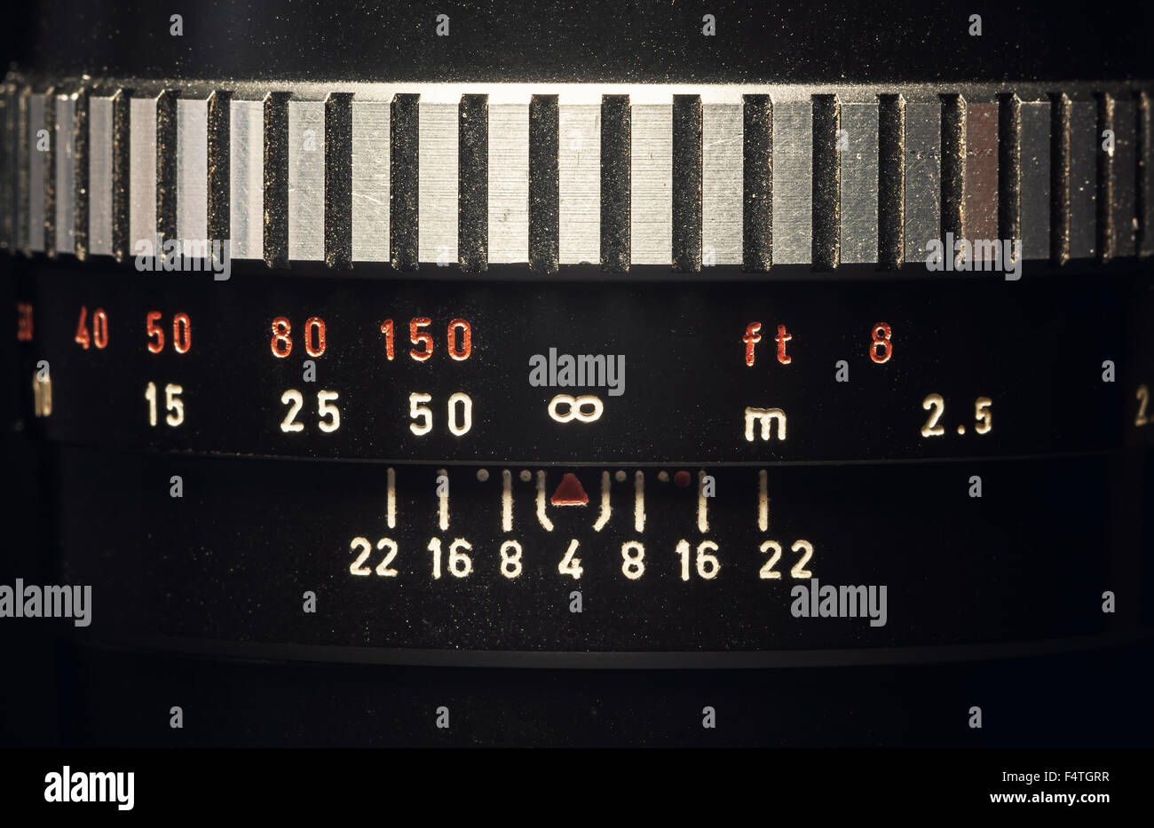 Dettagli di un vecchio manuale vintage lente su sfondo nero. Foto Stock