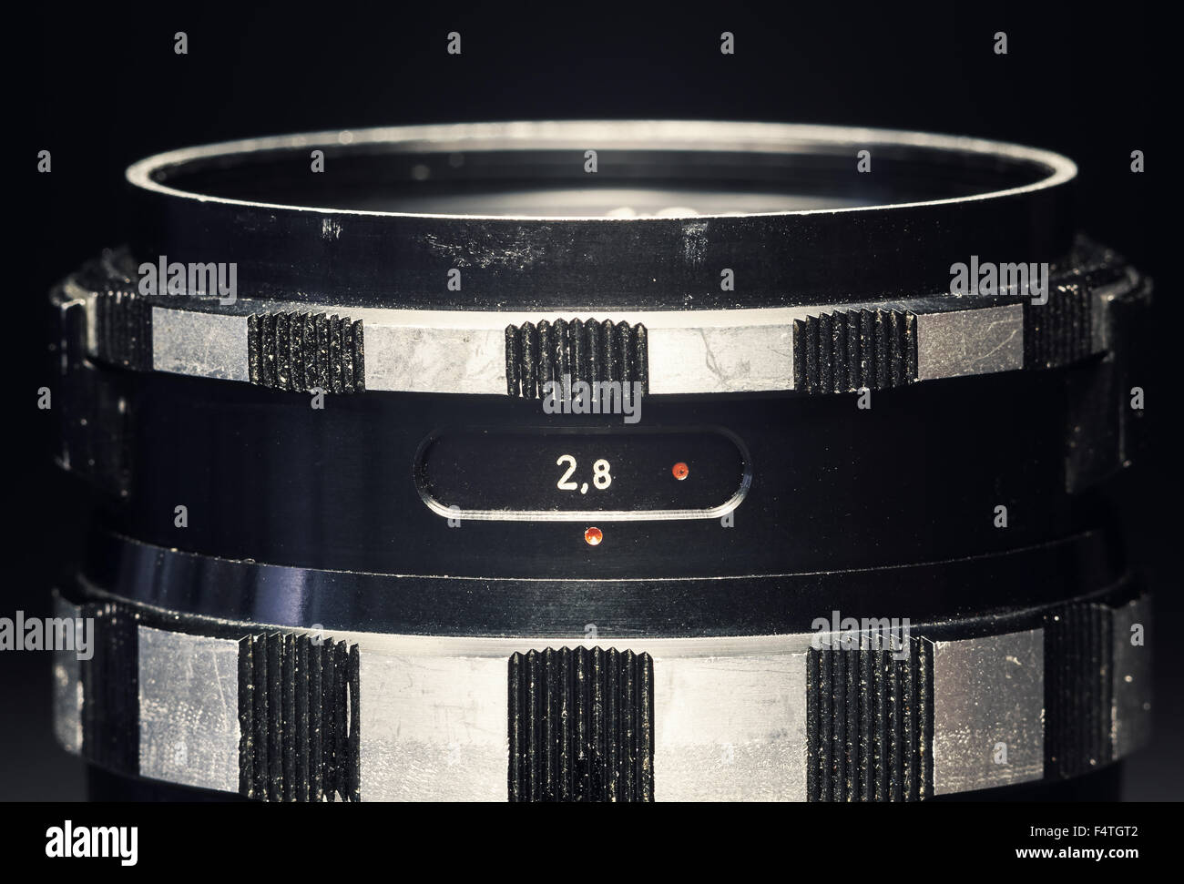 Dettagli di un vecchio manuale vintage lente su sfondo nero. Foto Stock