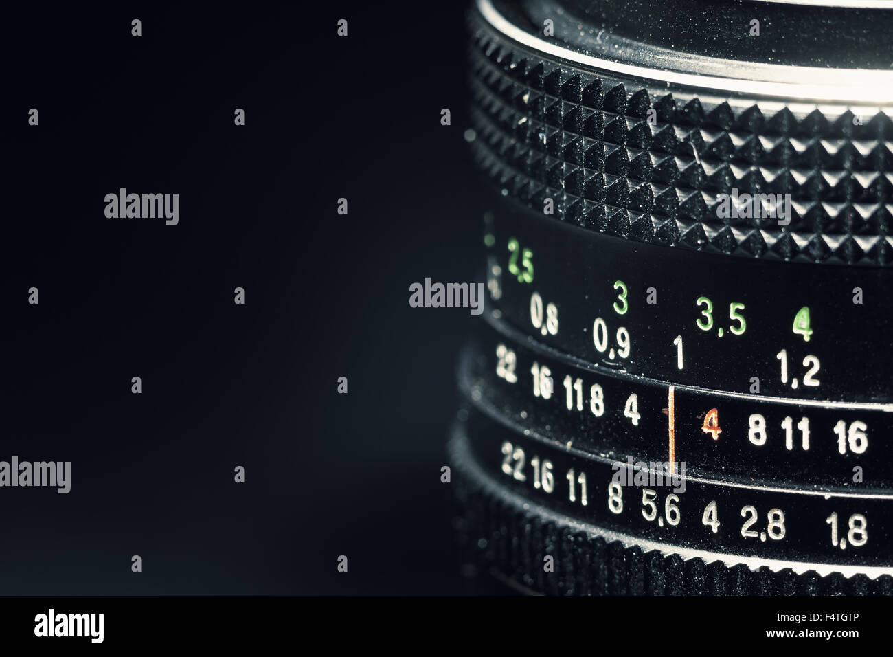 Dettagli di un vecchio manuale vintage lente su sfondo nero. Foto Stock