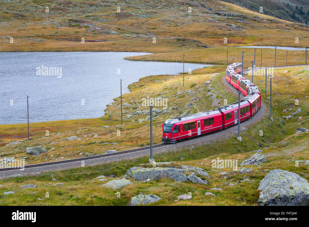 Ferrovia Retica in Lago Bianco nel Passo Bernina in Engadina Foto Stock